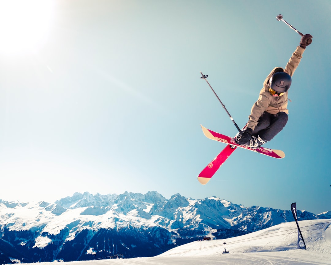 Comment installer une porte ski sur une barre de toit ?