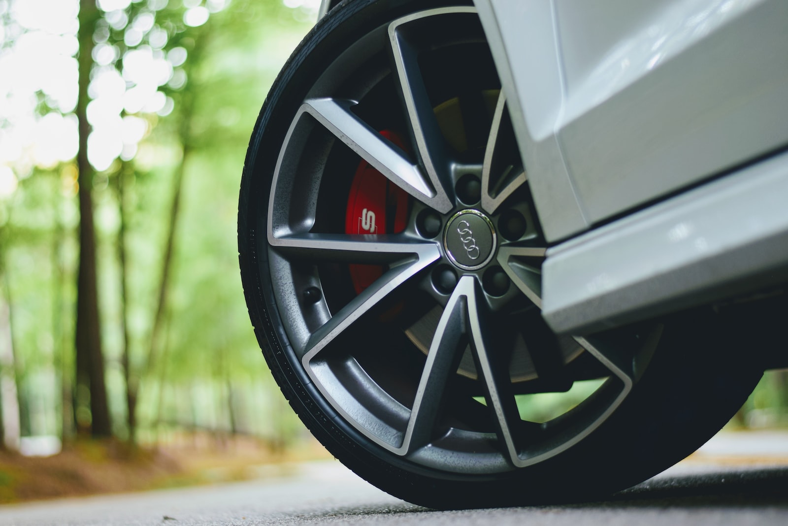 Comment réparer une crevaison de pneu de voiture ?