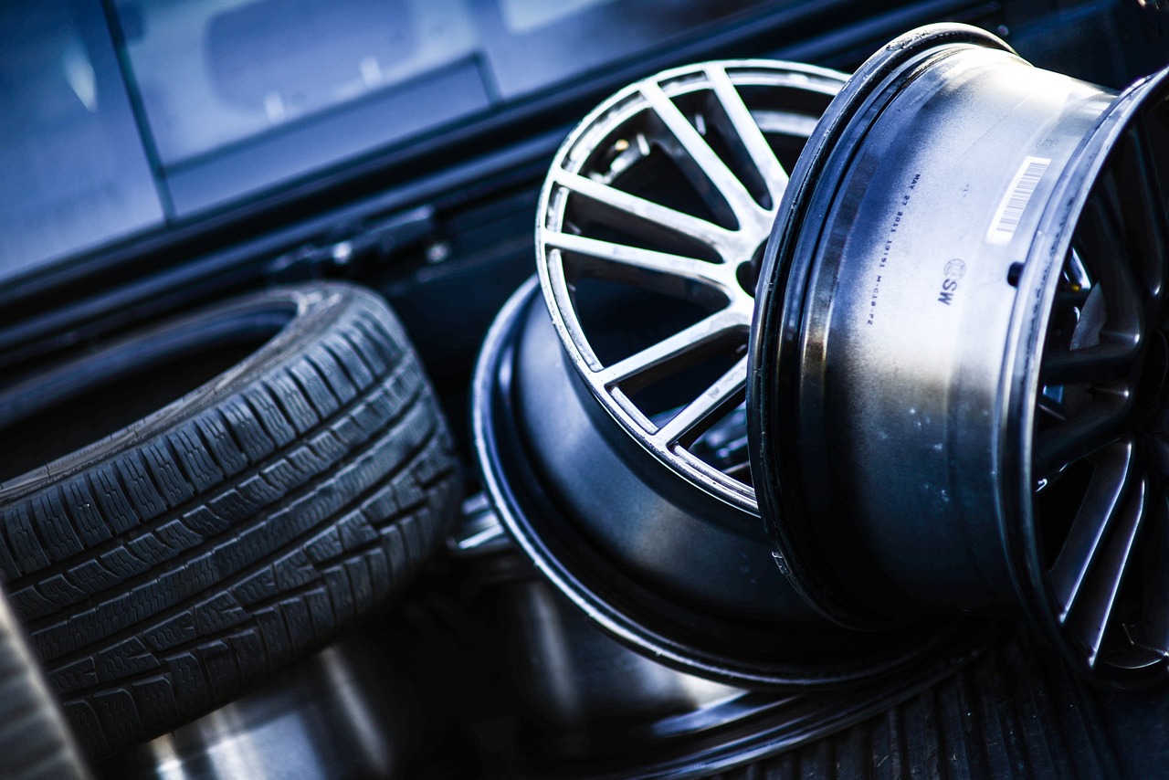 Trouvez des enjoliveurs et des pneus de qualité pour votre voiture sans permis !