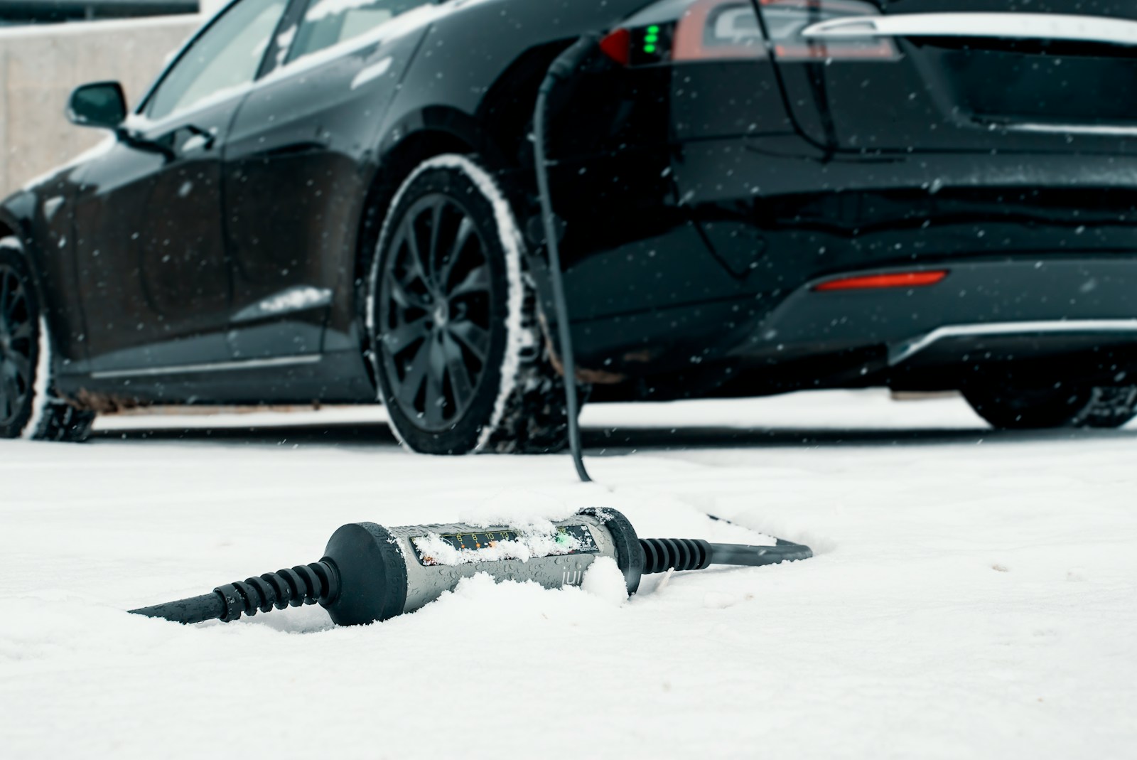Les meilleurs pneus neige pour Tesla Model 3 : guide complet pour l&rsquo;hiver