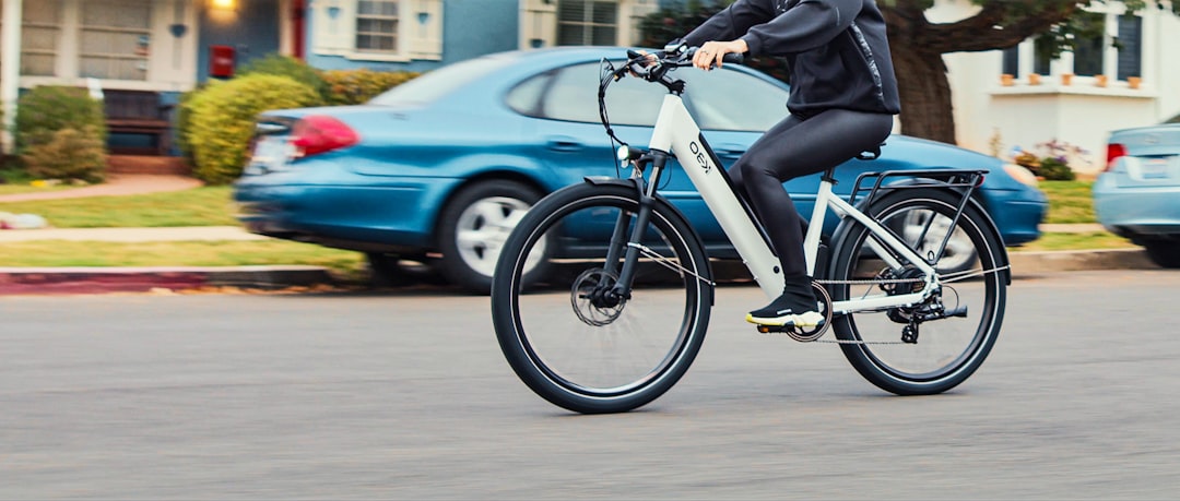 Est-ce qu&rsquo;une batterie de voiture se recharge en roulant : mythe ou réalité ?