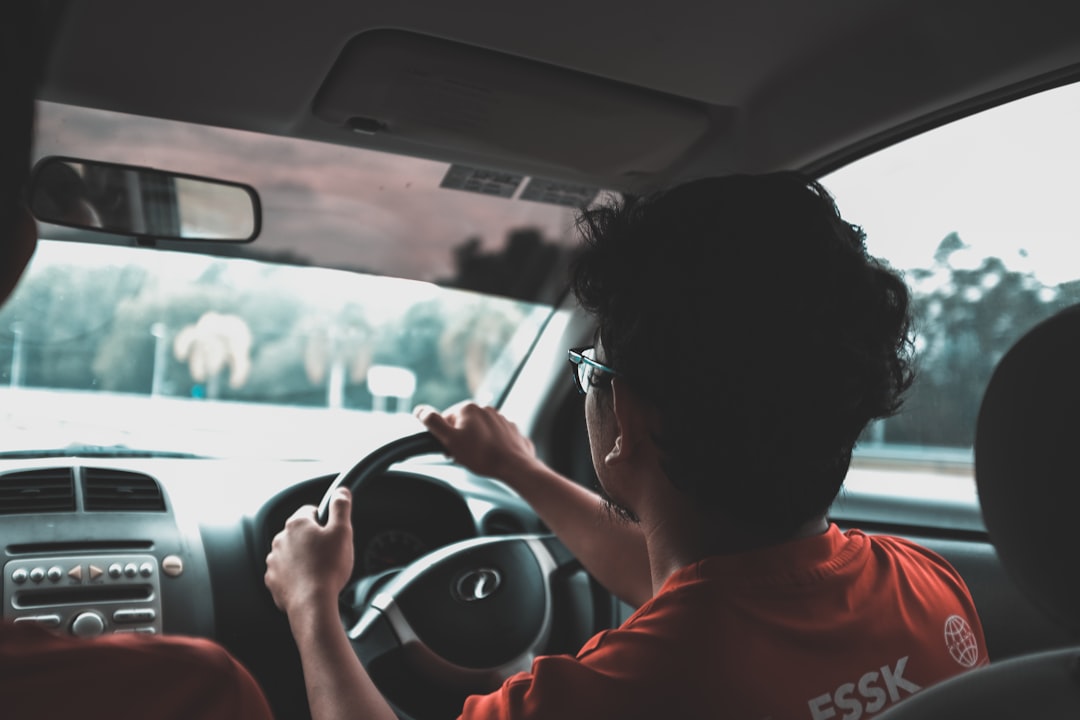 Peut-on récupérer des pièces sur une voiture épave : guide complet et astuces