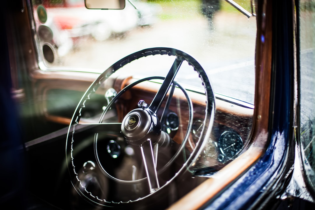 Voyage nostalgique : pourquoi la voiture des années 60 fascine encore aujourd&rsquo;hui ?