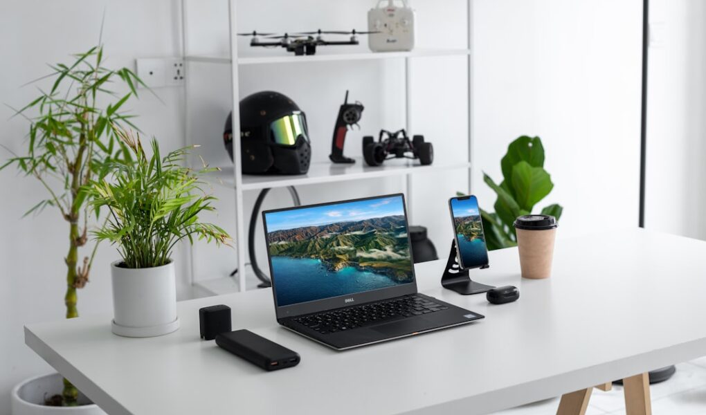 Les gadgets high-tech incontournables pour améliorer l'expérience de conduite Tesla