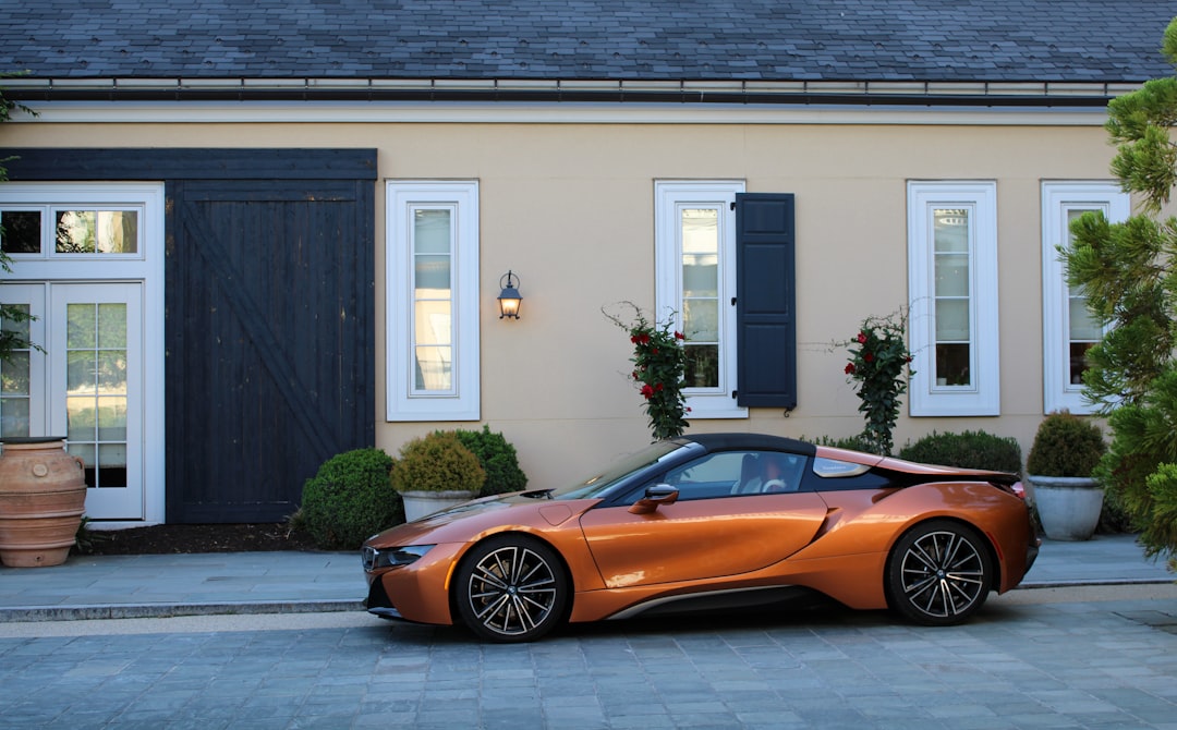 Comment financer une voiture de luxe sans se ruiner : 5 solutions astucieuses