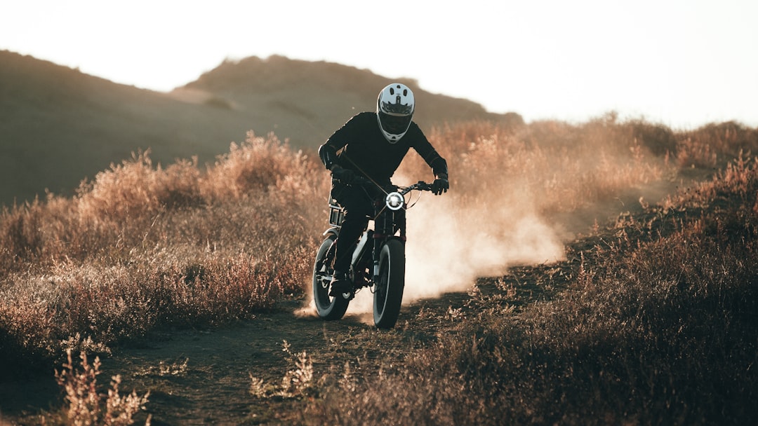 Quelle moto pour randonnée tout terrain : guide ultime des meilleurs choix