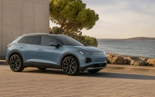 Volkswagen ID. Cross garé sur une route de campagne, vue d'ensemble du SUV compact électrique