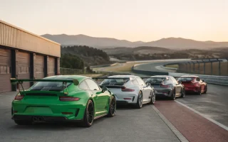 Porsche GT3 RS sur la ligne droite d'un grand circuit automobile français sous un ciel dégagé