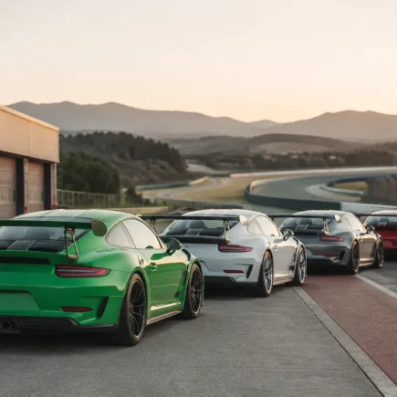 Porsche GT3 RS sur la ligne droite d'un grand circuit automobile français sous un ciel dégagé
