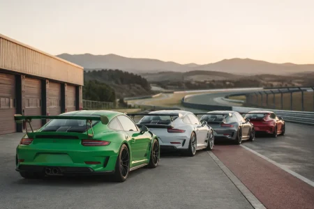 Porsche GT3 RS sur la ligne droite d'un grand circuit automobile français sous un ciel dégagé